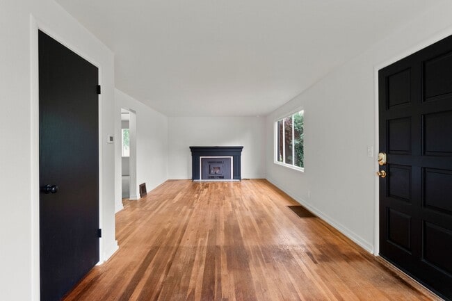 Building Photo - Remodeled 4 Bed 1 Bath Shadle home Move-in Ready