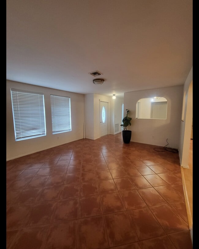 Foto del edificio - 1429 Winkler Ave