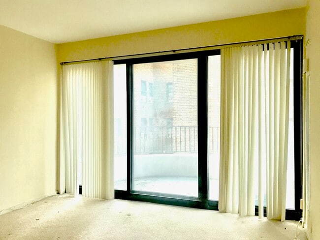 Building Photo - 2020 N Lincoln Park W