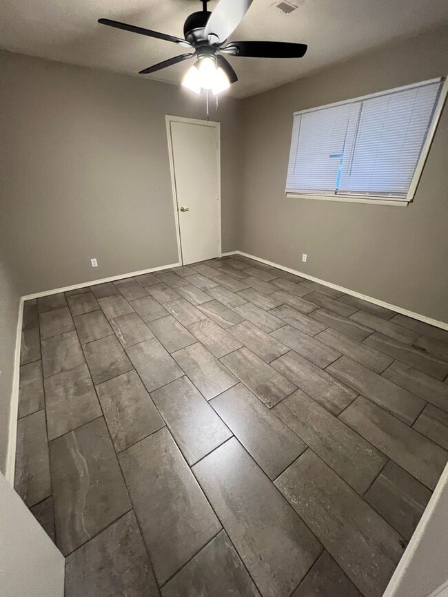 Building Photo - 2 Bed, has extra room which could be 3rd bed room, 1.5 Bath House.  Yard Care Included.  Gas Heat.