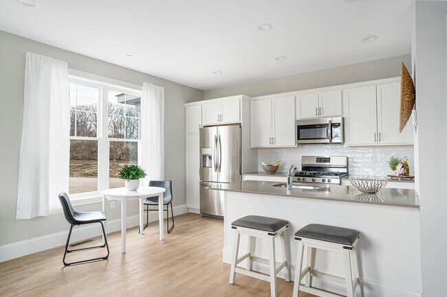 Foto del edificio - 50 Hopkins Ln