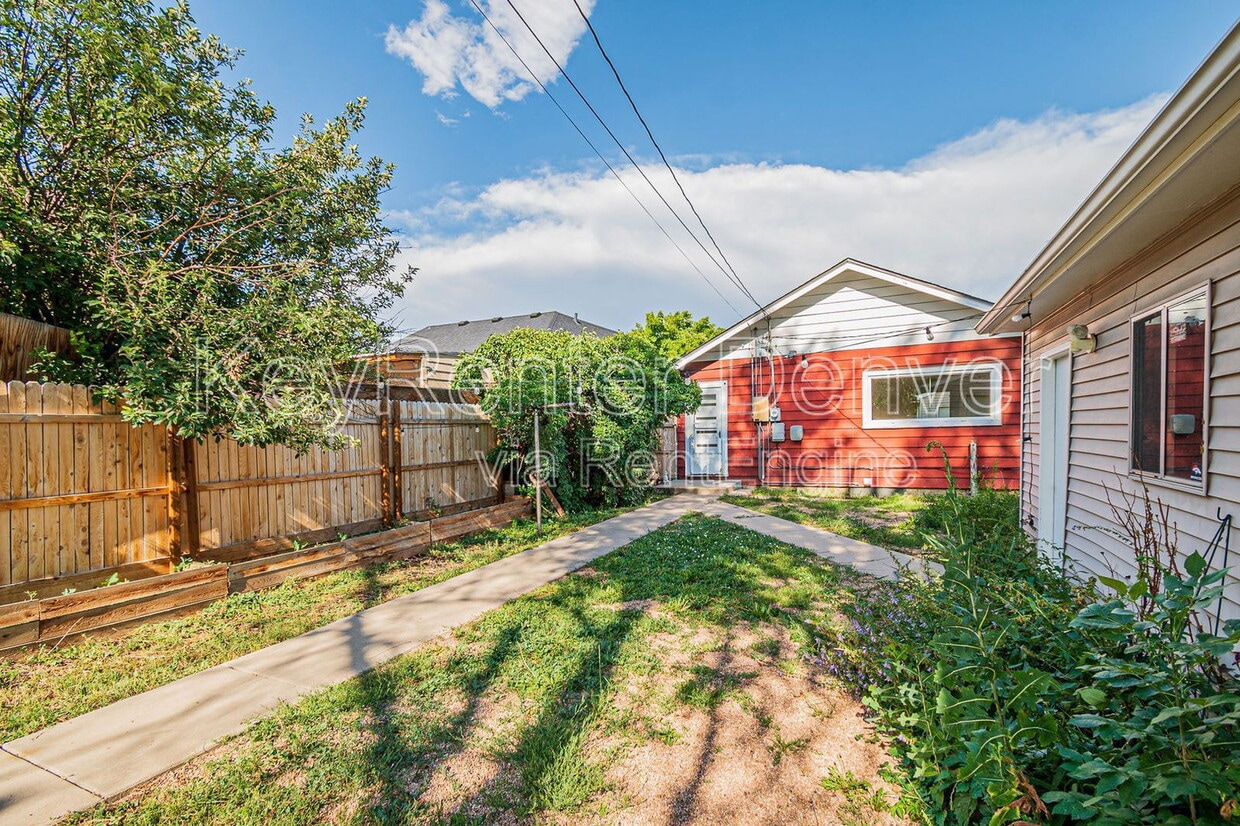 Primary Photo - 421 N Stuart St