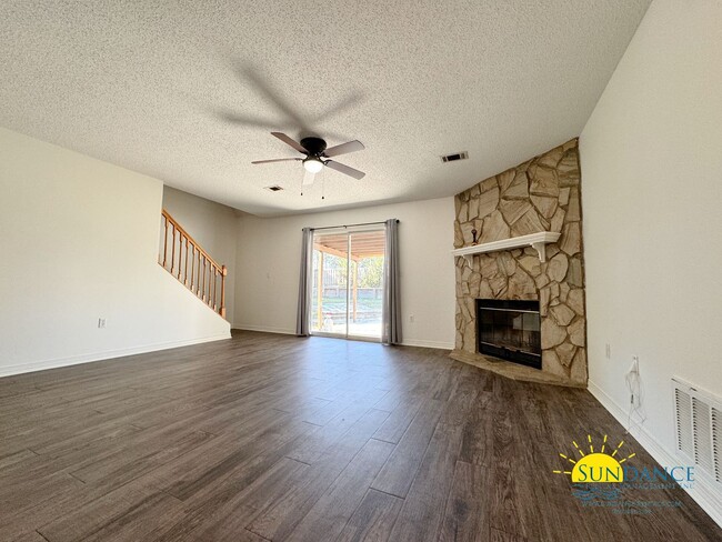 Building Photo - 4 Bedrooms plus bonus loft and 3 full bath...