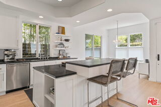 Building Photo - 835 Superba Ave