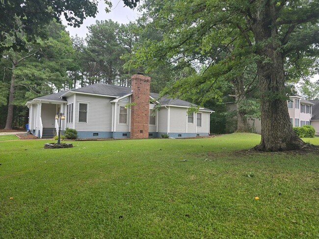 Foto del edificio - Quiet Neighborhood- Large Lot- Shed- Enclosed Sunroom! Community Pool & Tennis Courts!