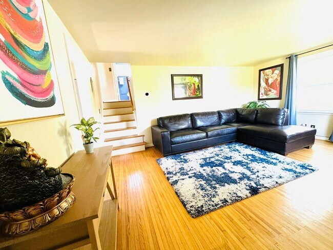 Building Photo - Charming 4 Bedroom Home in Desirable Snyde...