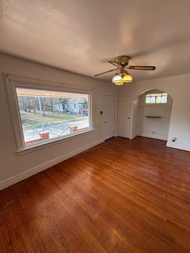 Foto del edificio - Charming 2-Bedroom Home with Fenced Yard i...