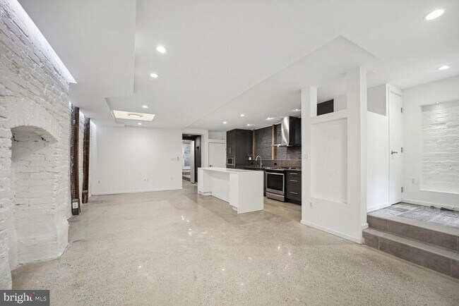 Building Photo - 2113 Bancroft Pl NW
