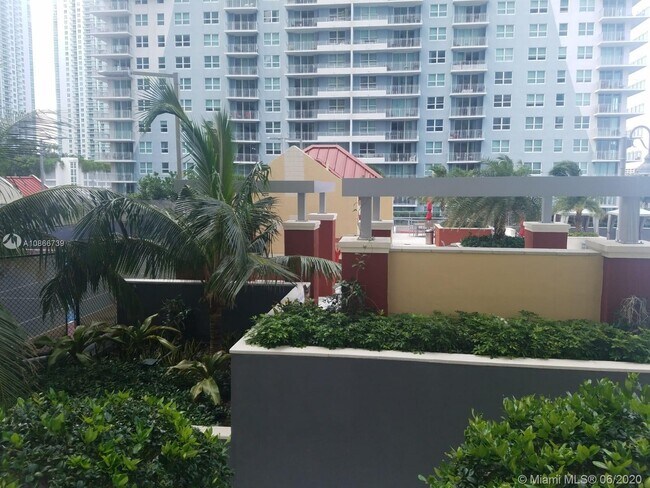 Building Photo - 1155 Brickell Bay Dr