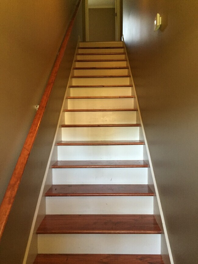 Building Photo - 3BDRM TOWNHOUSE