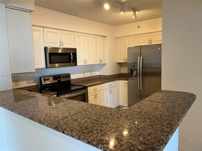 Building Photo - 1155 Brickell Bay Dr