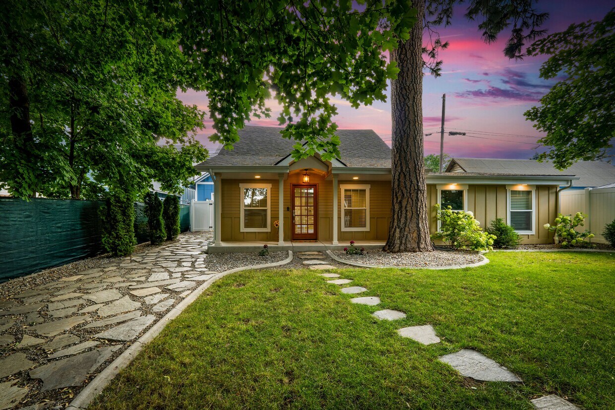 Primary Photo - 1016 E Lakeside Ave