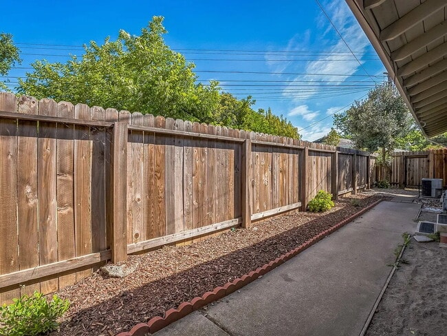 Building Photo - This is a charming 2 bedroom, 1 bathroom, 1 car garage duplex