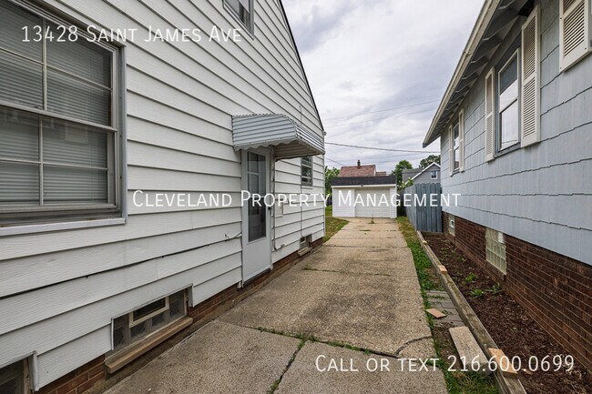 Foto del edificio - 13428 St James Ave