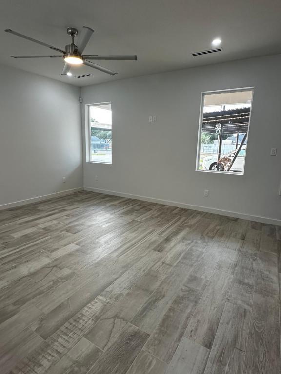 Foto del edificio - 310 E Rogers Rd