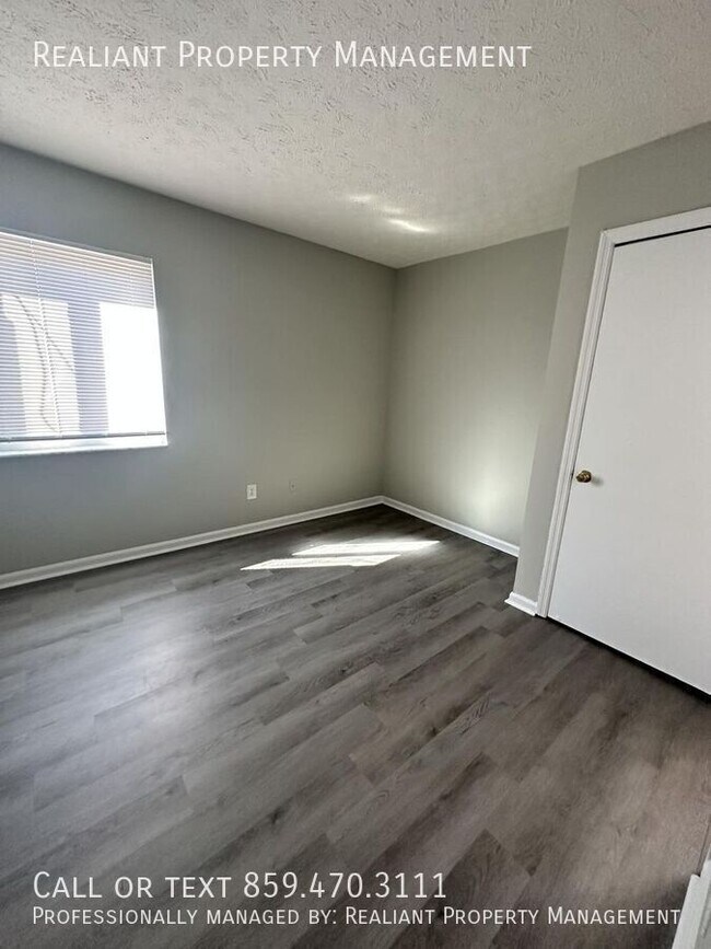 Foto del edificio - 208 Lakeshore Dr