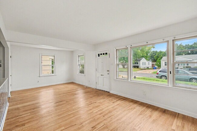 Building Photo - 250 Maple Dr