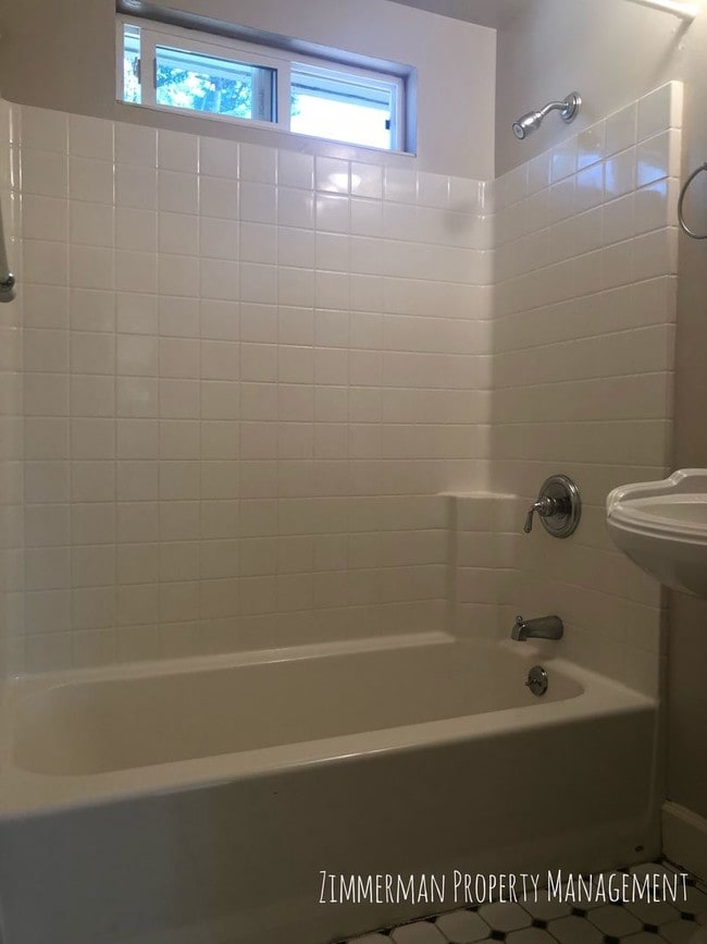 Building Photo - 3 br, 2 bath House - 2137 Eastwood Ln