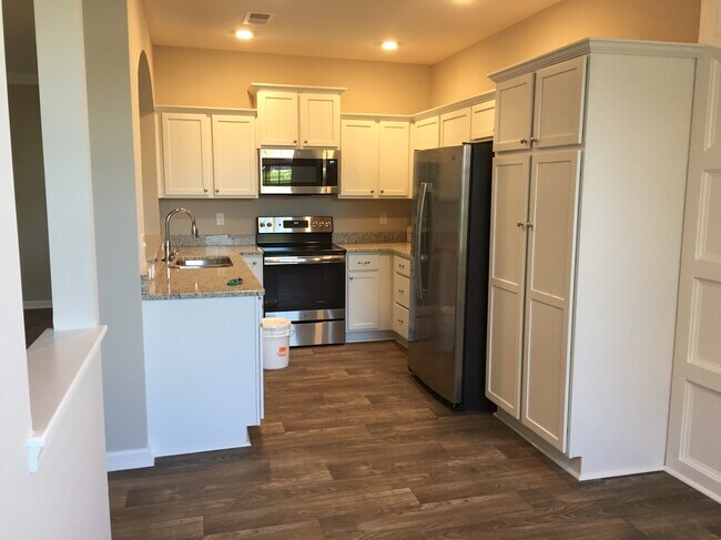 Beautiful Eat-In Kitchen - 601 Promenade Ln