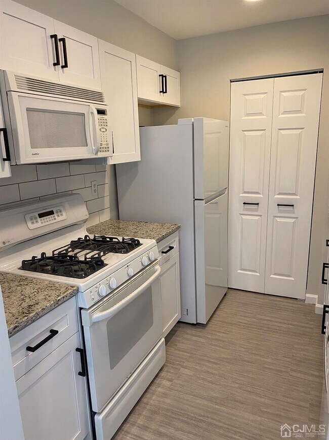 Foto del edificio - 332 McDowell Dr