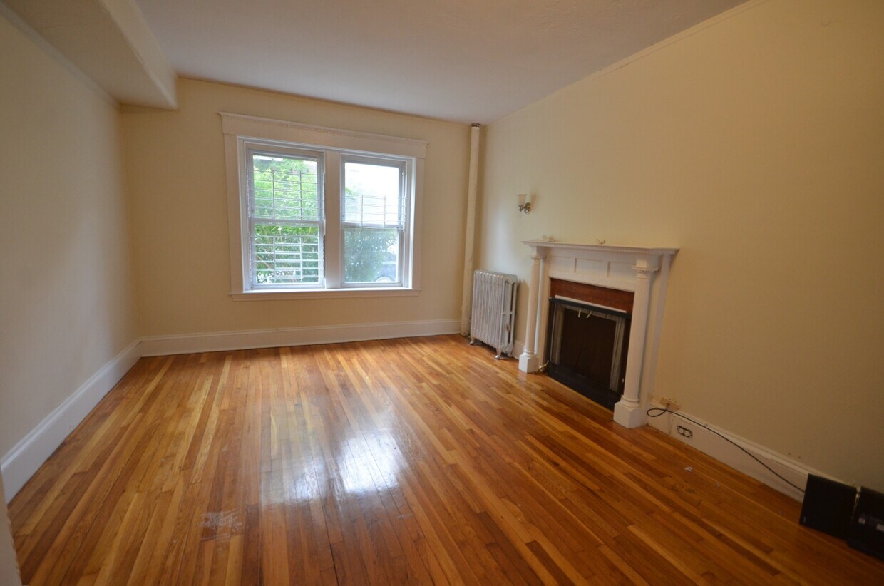 Primary Photo - 116 Englewood Ave