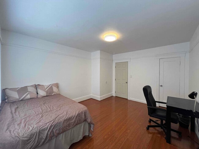 Building Photo - 185 Miriam St