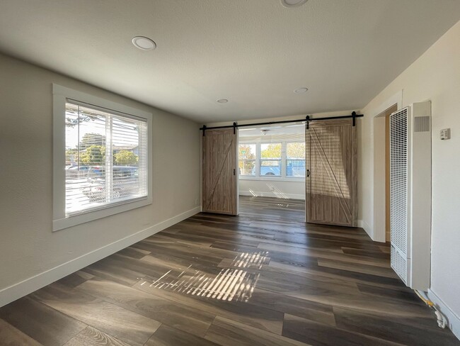 Building Photo - Refinished 3 Bedroom Seaside Cutie
