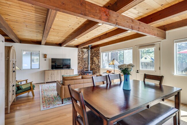 Foto del edificio - 923 Sagewood Dr