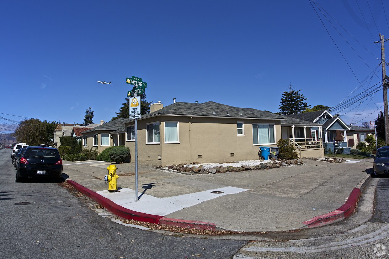 Foto del edificio - 404-408 Mastick Ave