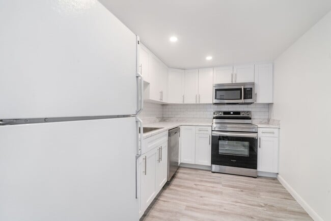 Building Photo - 2931 SW 12th Ave