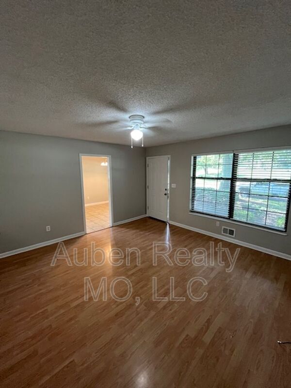 Building Photo - 1709 SW Skyline Dr
