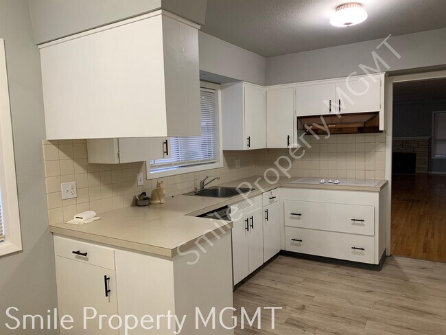 Building Photo - 10923 SE Pardee St