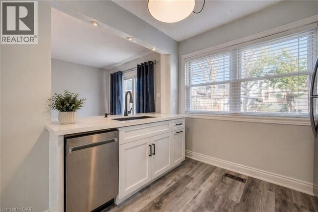 Building Photo - 80 Heiman St