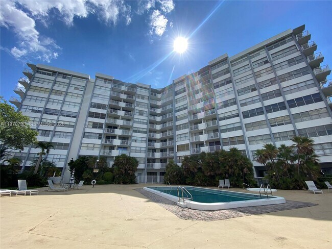 Foto del edificio - 1300 NE Miami Gardens Dr