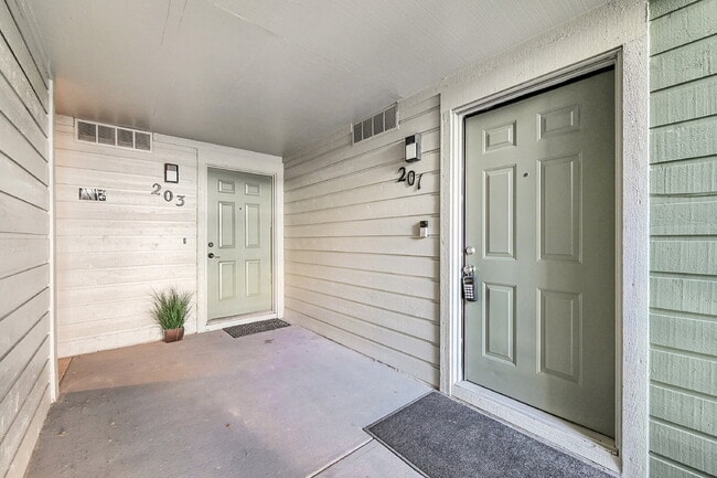 Building Photo - $1,320.95- 1 bed, 1 bath located in Colorado Spring with New In Unit Laundry!
