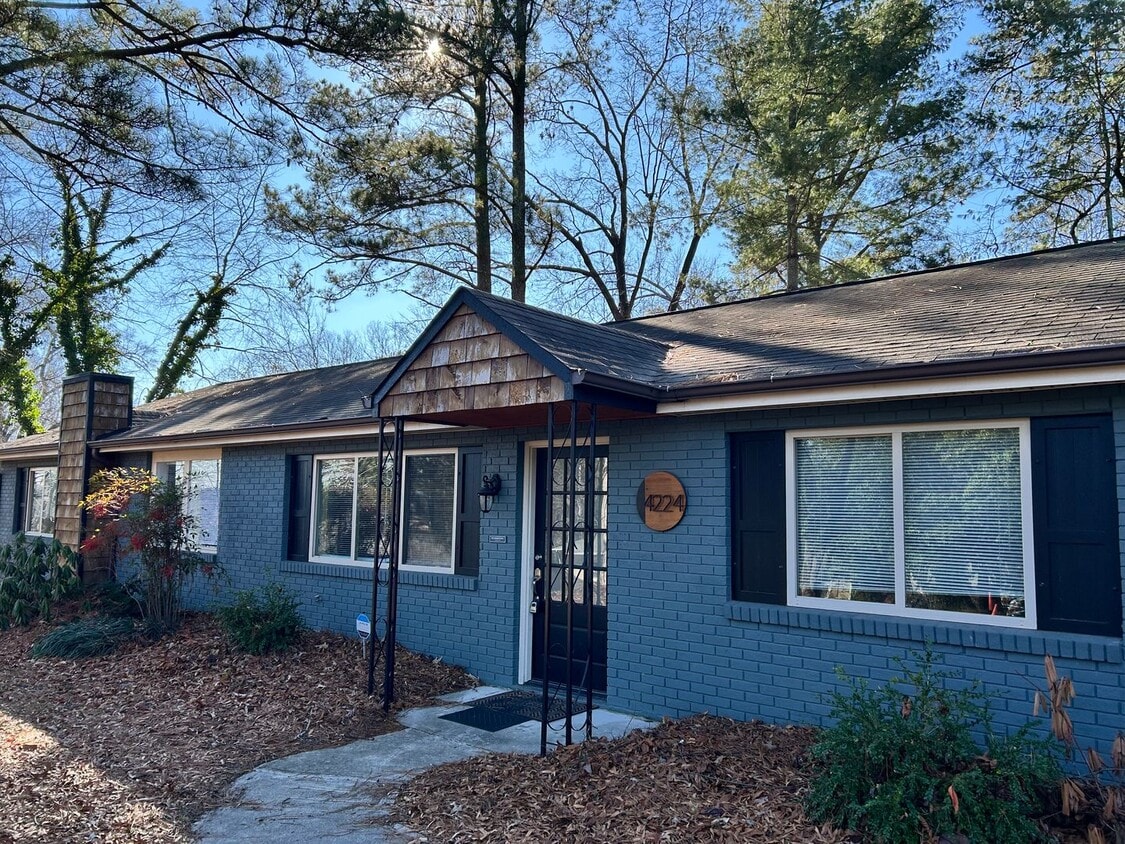 Charming & Spacious 3 Bed | 2 Bath Home | Updated w Large Yard! - Charming & Spacious 3 Bed | 2 Bath Home | Updated w Large Yard!
