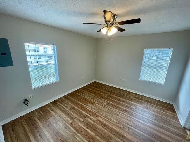 Building Photo - 3 Bed/1.5 Bath Available in Downtown Brandon!