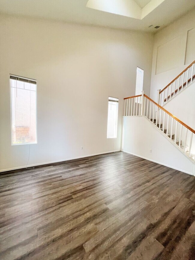 Foto del edificio - Cute 2 story home in Natomas, 2 master bed...