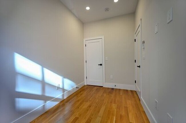 Foto del edificio - Brand New Gut Renovation 2 Bed in Bay Village on Winchester St