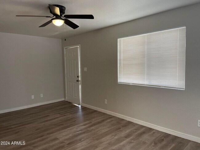 Building Photo - 916 N Pueblo Dr