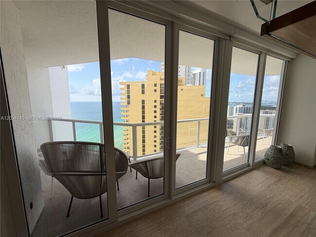 Foto del edificio - 16425 Collins Ave