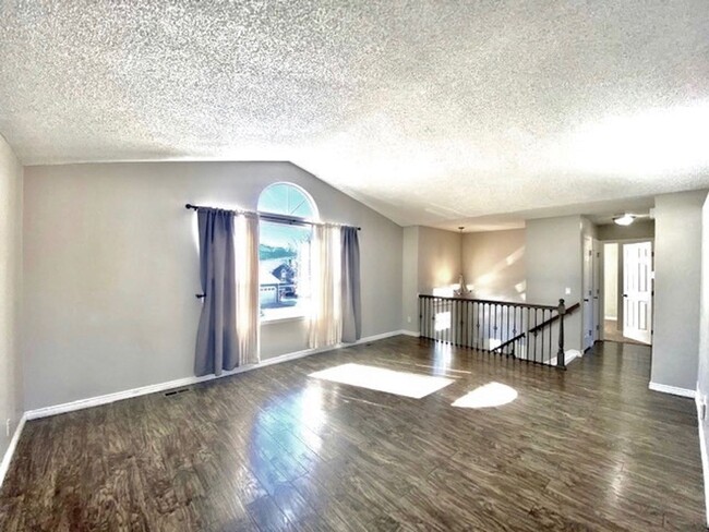 Building Photo - Lovely bi-level 3 bed/2 bath home with fen...