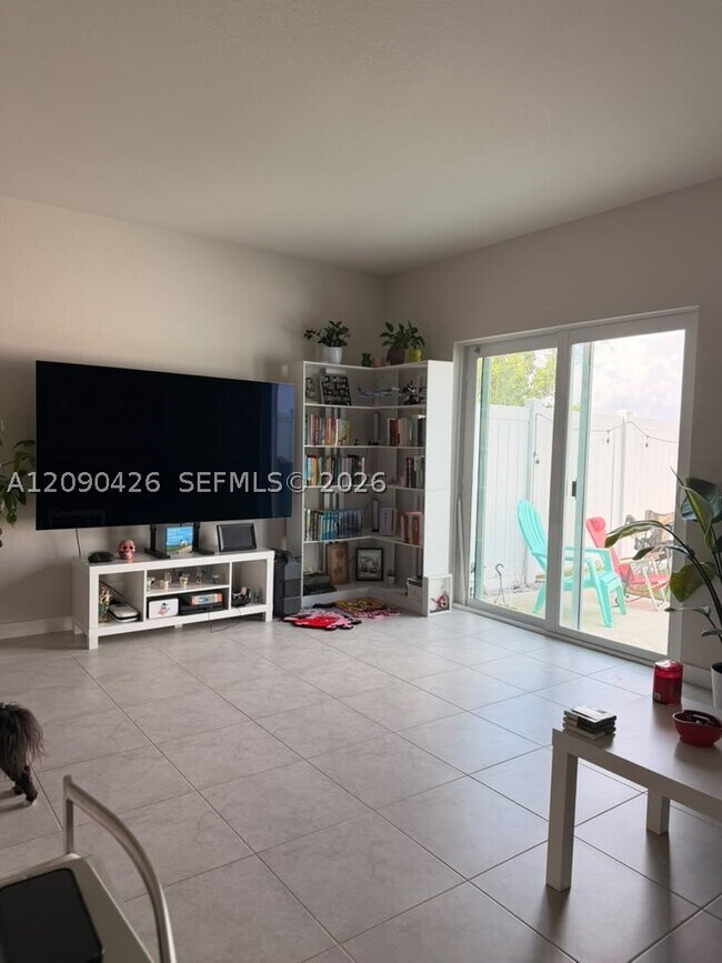 Foto del edificio - 1074 W Davis Pkwy