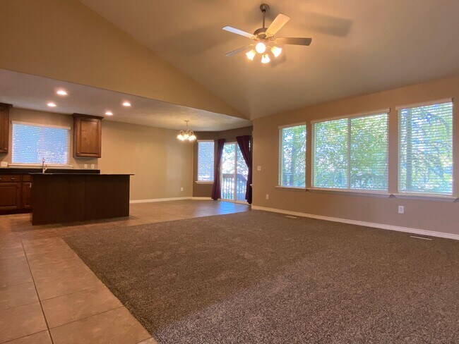 Building Photo - 5 Bedroom/3 Bathroom Home in Riverton