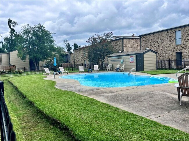 Building Photo - Townhome Close to MCNEESE!