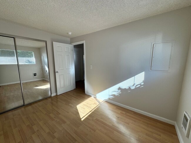 Building Photo - 4009-4009 SE 33rd Pl