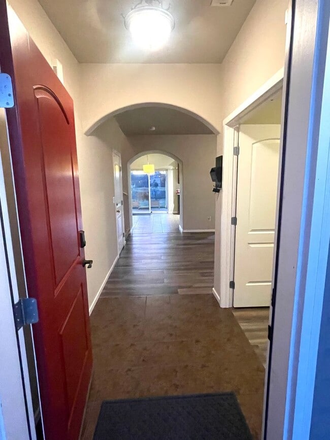 Foto del edificio - Charming Very Spacious 2-Story Home for Rent in Pasco, WA – Ideal Location Off Road 68!