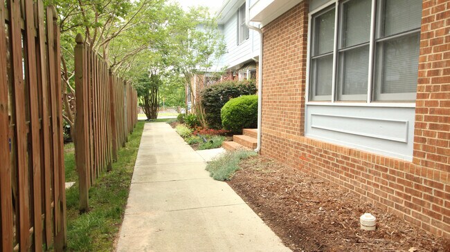 Building Photo - Super Peaceful 2 Bedroom / 2 Bathroom Town...