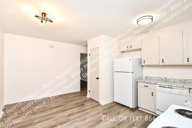 Building Photo - 2 Bedroom 1 Bath Newly Renovated and minut...