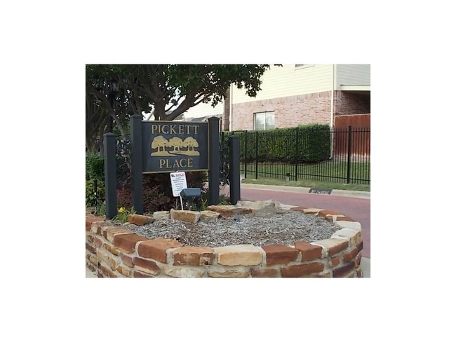 Building Photo - 3916 Pickett Pl Dr